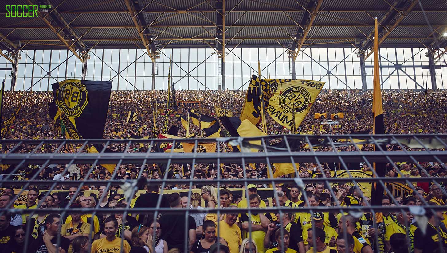 the-yellow-wall-11