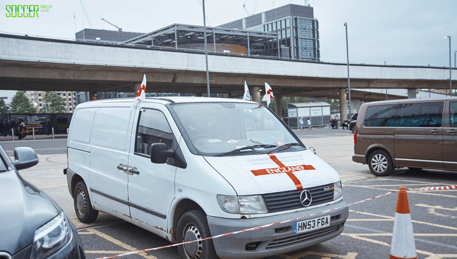 england-fans_0022_card_01_590